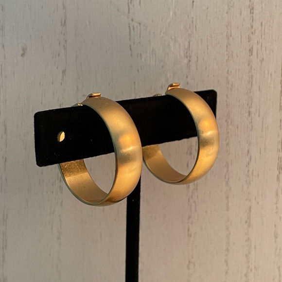 Vintage mid-80s Monet brushed gold clip-on hoops in EUC - Picture 8 of 12